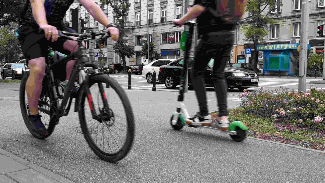 Ruch rowerowy w Warszawie w 2020 roku- hulajnogi mają w nim 4,1 proc. udział