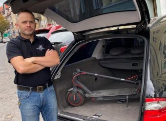 Aleksander Pitura - w bagażniku hulajnoga elektryczna, której chce używać także w Niemczech