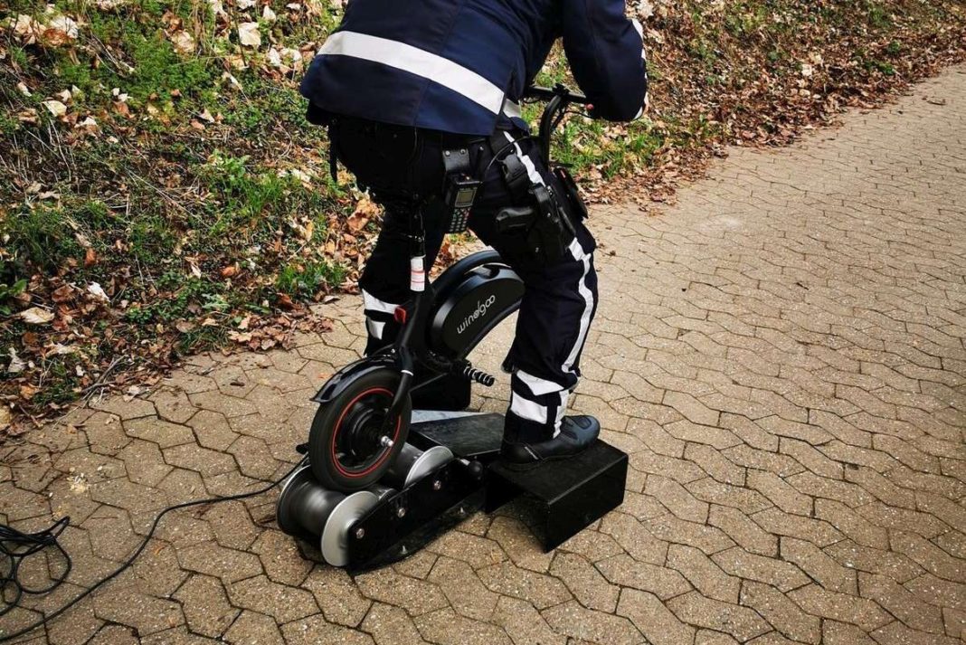 Hamownia rolkowa - policyjna konrola e-roweru
