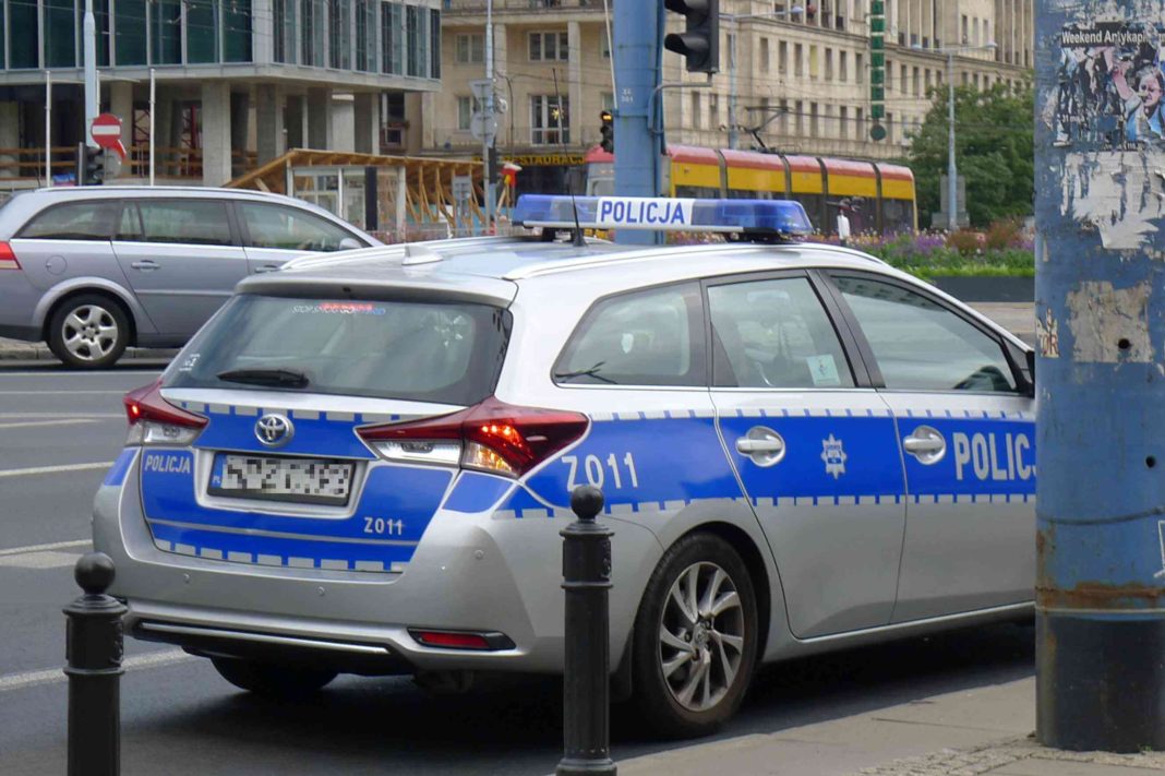 Policja za jazdę elektryczną hulajnogą po alkoholu wystawia mandaty. Czy na pewno robi prawidłowo?
