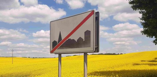 Znak D-43: Koniec obszaru zabudowanego Pojawiła się nadzieja, że elektryczna hulajnoga będzie miała sens także za miastem