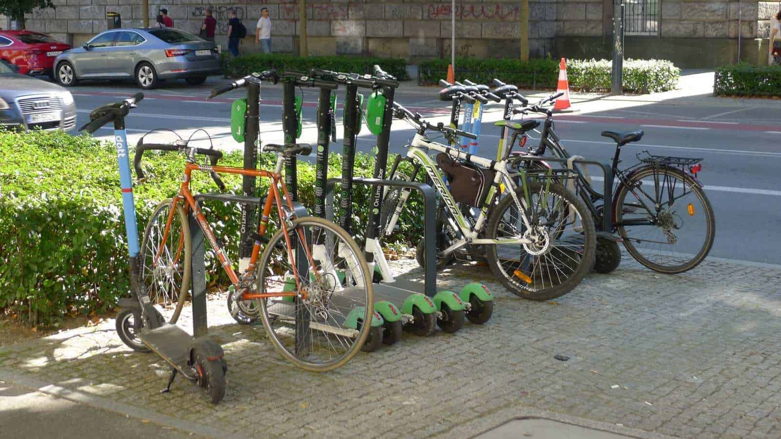 Warszawa - parkowanie hulajnóg elektrycznych przy stojaku rowerowym