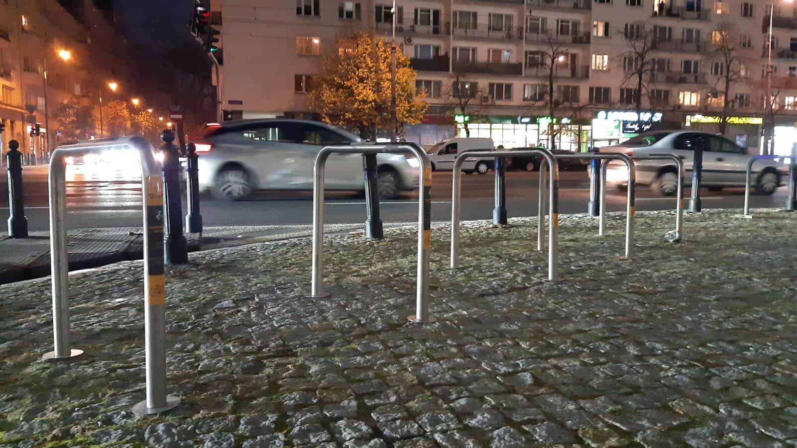 Stojak rowerowy oznakowany do parkowania hulajnóg - Warszawa