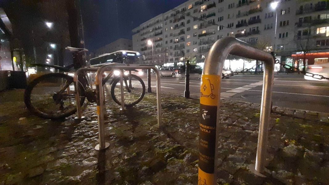 Warszawa - stojak rowerowy - parkowanie elektrycznych hulajnóg