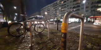 Warszawa - stojak rowerowy - parkowanie elektrycznych hulajnóg