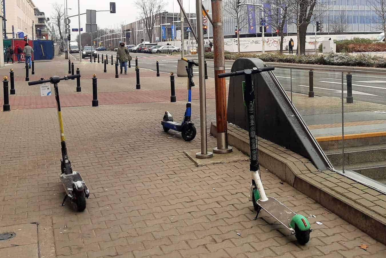 Źle zaparkowane hulajnogi elektryczne w Warszawie