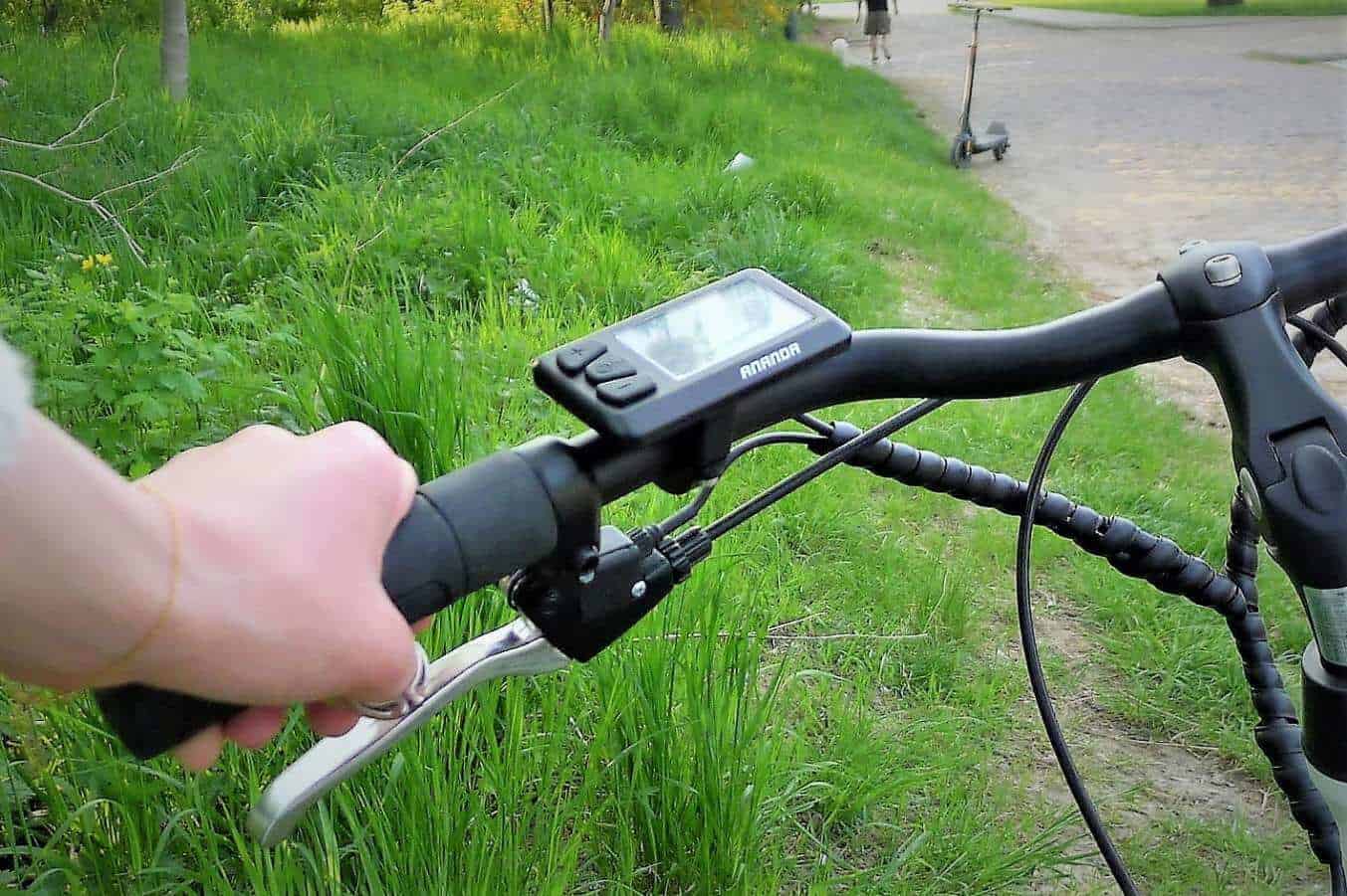 Wyświetlacz w rowerze elektrycznym pozwala ustawić moc wspomagania