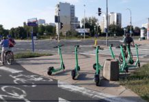 Nieprawidłowo zaparkowane hulajnogi elektryczne Bolt w Warszawie