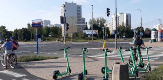 Nieprawidłowo zaparkowane hulajnogi elektryczne Bolt w Warszawie
