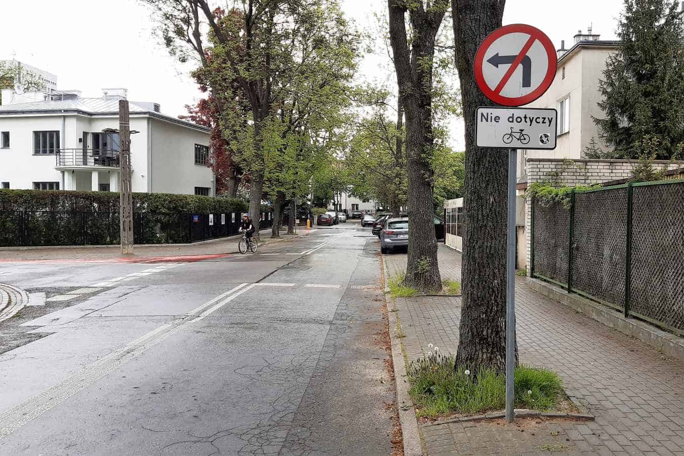 Tabliczka "Nie dotyczy rowerów" pozwala tu rowerzystom na skręcanie w lewo