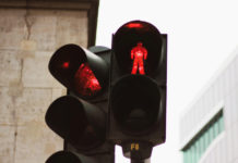 Czy jeśli elektryczna hulajnoga przejedzie np. na czerwonym świetle, to kierujący może sostać punkty karne?