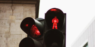 Czy jeśli elektryczna hulajnoga przejedzie np. na czerwonym świetle, to kierujący może sostać punkty karne?