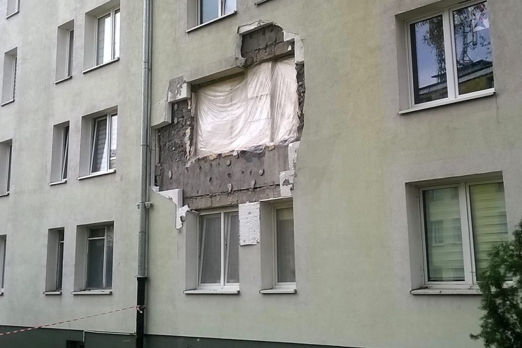 Budynek na ul. Konduktorskiej w Warszawie po domniemanym wybuchu e-hulajnogi