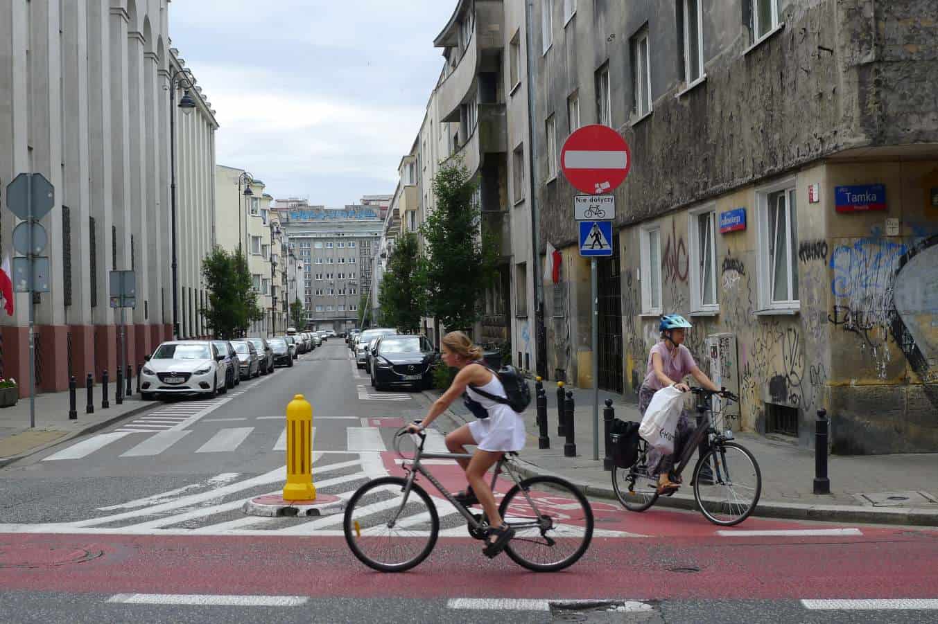 Przepisy pozwalają, by rower cargo na ulicy jednokierunkowej - jeśli obowiązuje na niej tzw. kontraruch - jechał "pod prąd"