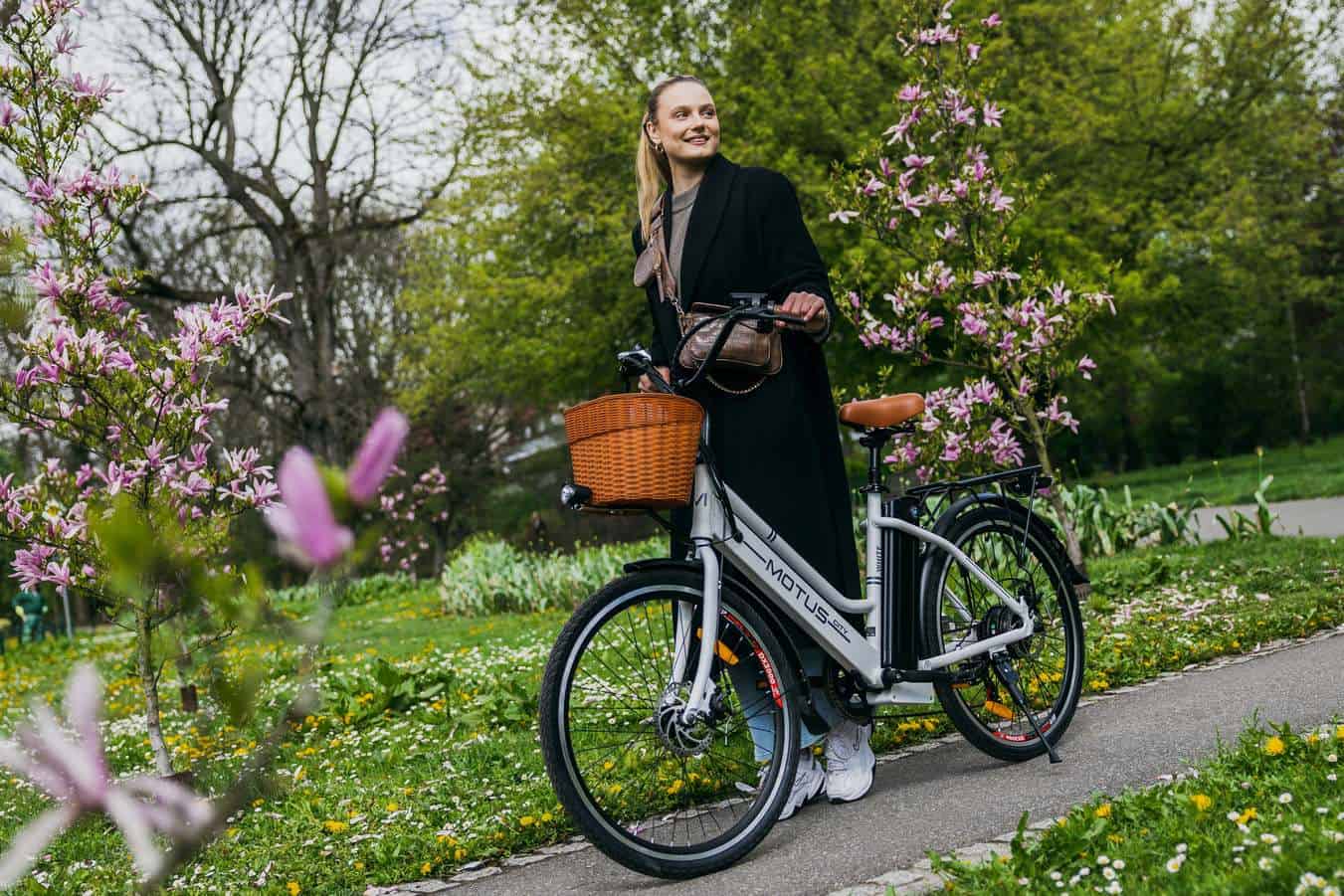 Motus City to pełnowymiarowy, miejski rower z 26-calowymi kołami, który ma deklarowany zasięg 50-65 km.
