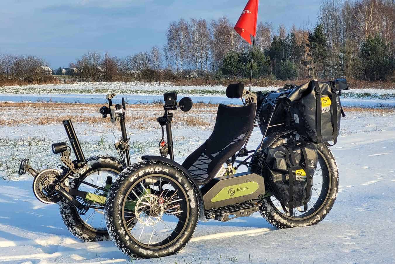 Rower elektryczny Dekers na śniegu