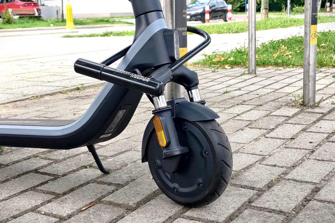 Hulajnoga elektryczna przypięta do stojaka