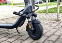 Hulajnoga elektryczna przypięta do stojaka