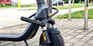 Hulajnoga elektryczna przypięta do stojaka