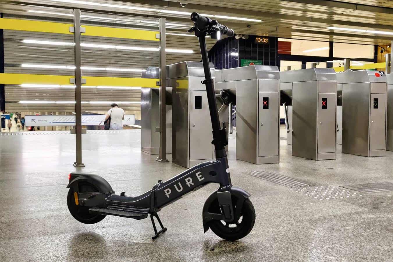 Pure Flex przed wejściem do metra