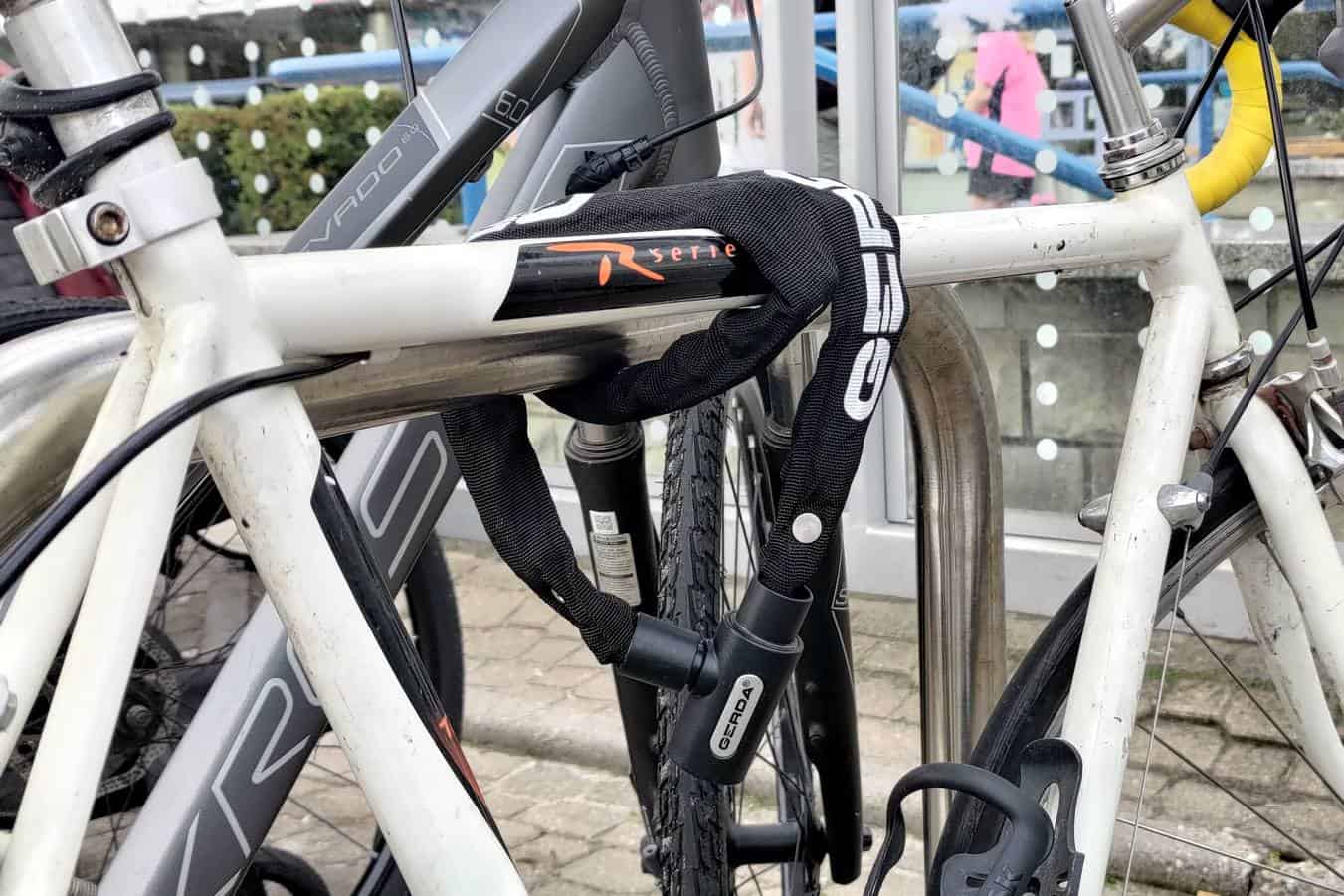 Czy takie zapięcie wystarczy, by rower został objęty ubezpieczeniem Velofy?