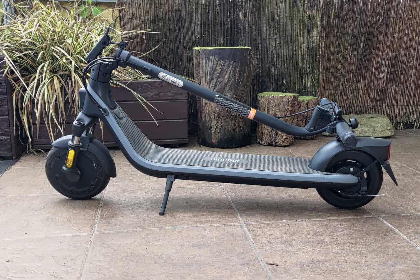 Hulajnoga Ninebot E2 po złożeniu sztycy kierownicy