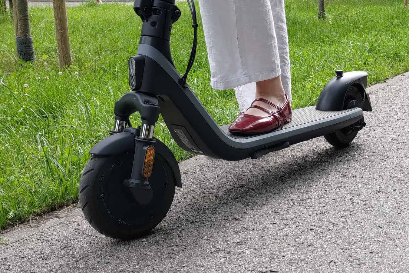 Hulajnoga elektryczna Segway - Ninebot E2: podest, koła i amortyzator