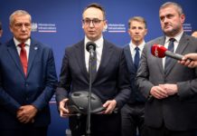 Minister infrastruktury Dariusz Klimczak ogłasza, że będzie obowiązek jazdy w kasku na rowerze, hulajnodze elektrycznej i UTO dla użytkowników do 16 roku życia