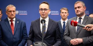 Minister infrastruktury Dariusz Klimczak ogłasza, że będzie obowiązek jazdy w kasku na rowerze, hulajnodze elektrycznej i UTO dla użytkowników do 16 roku życia