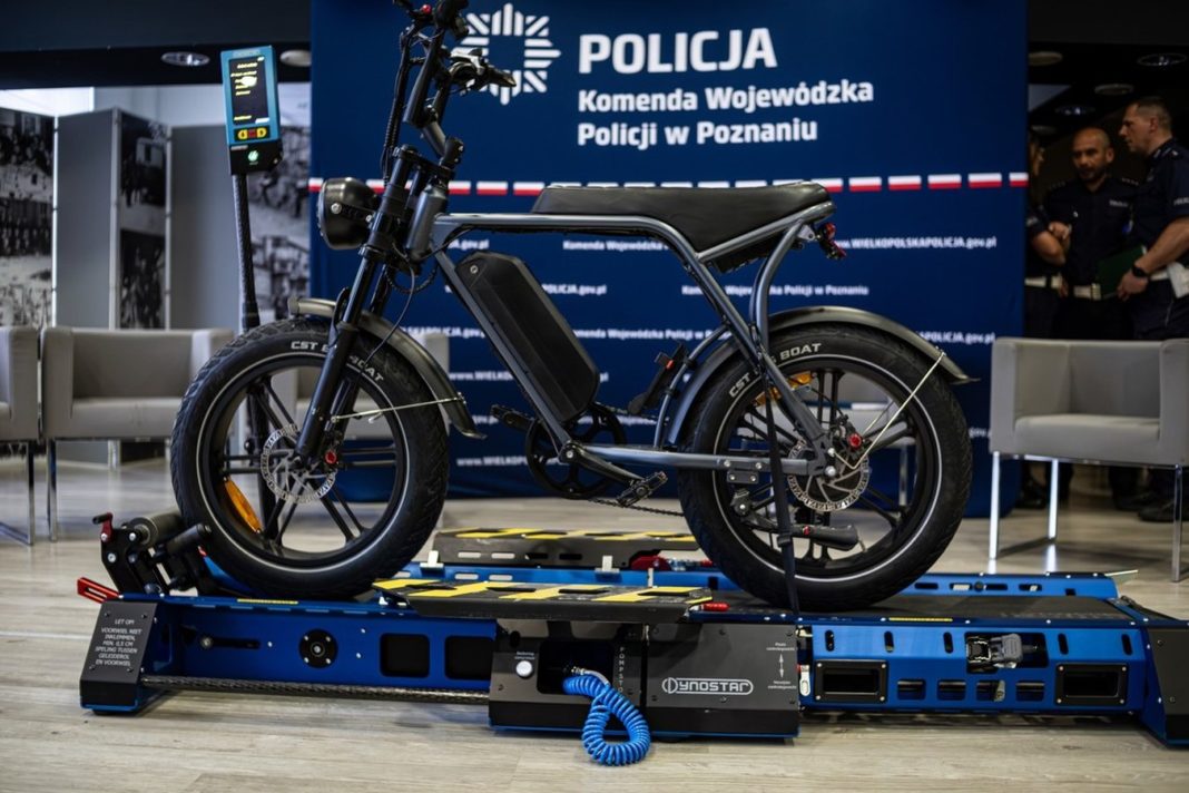 Nienormatywny rower elektryczny na hamowni w poznańskiej Policji