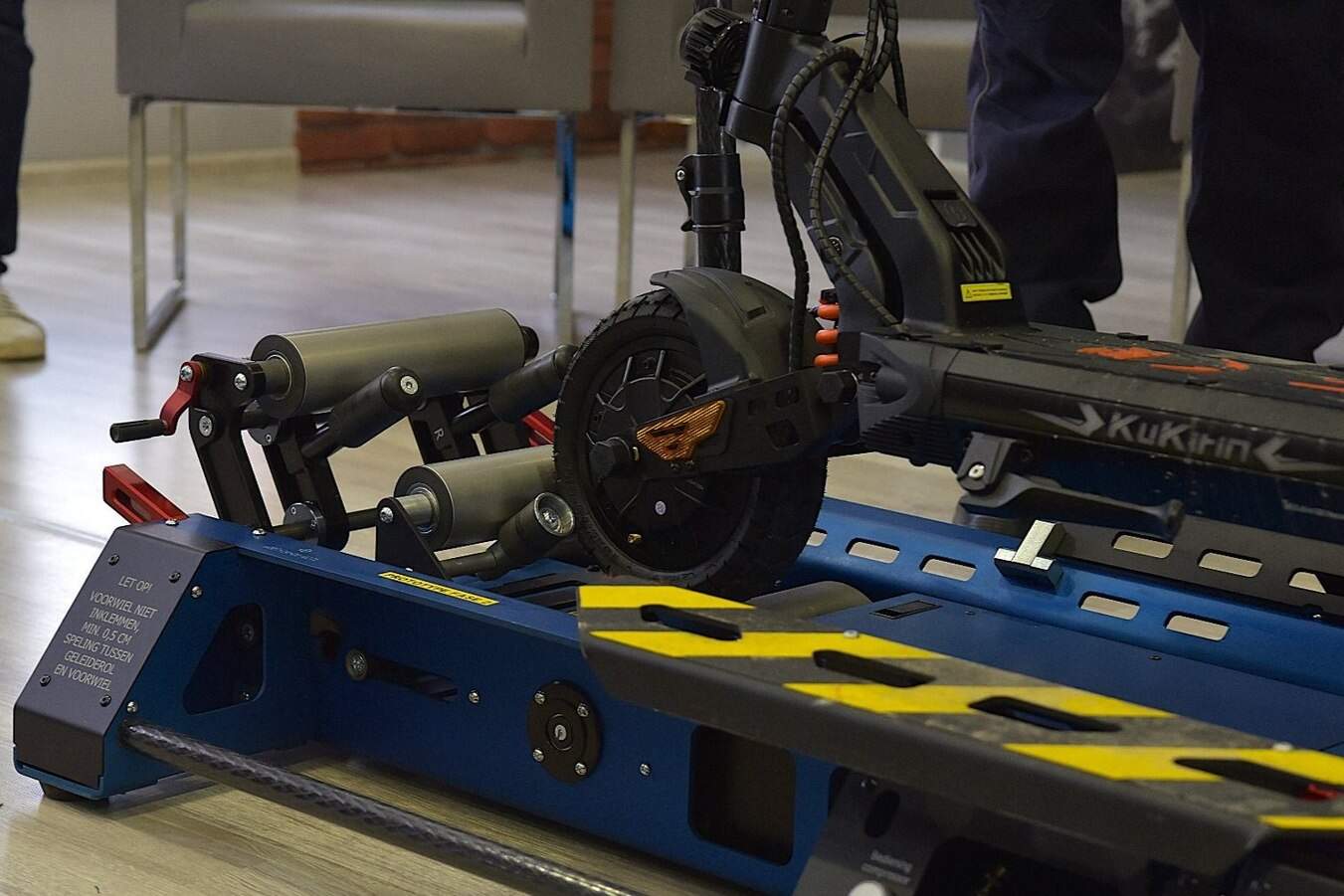 Hulajnoga elektryczna na mobilnej hamowni