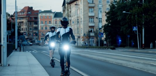 Jeźdźcy na hulajnogach elektrycznych Hiley