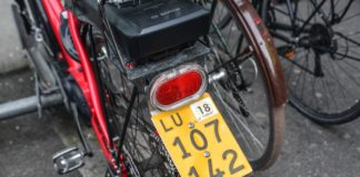 Rower elektryczny z tablicą rejestracyjną