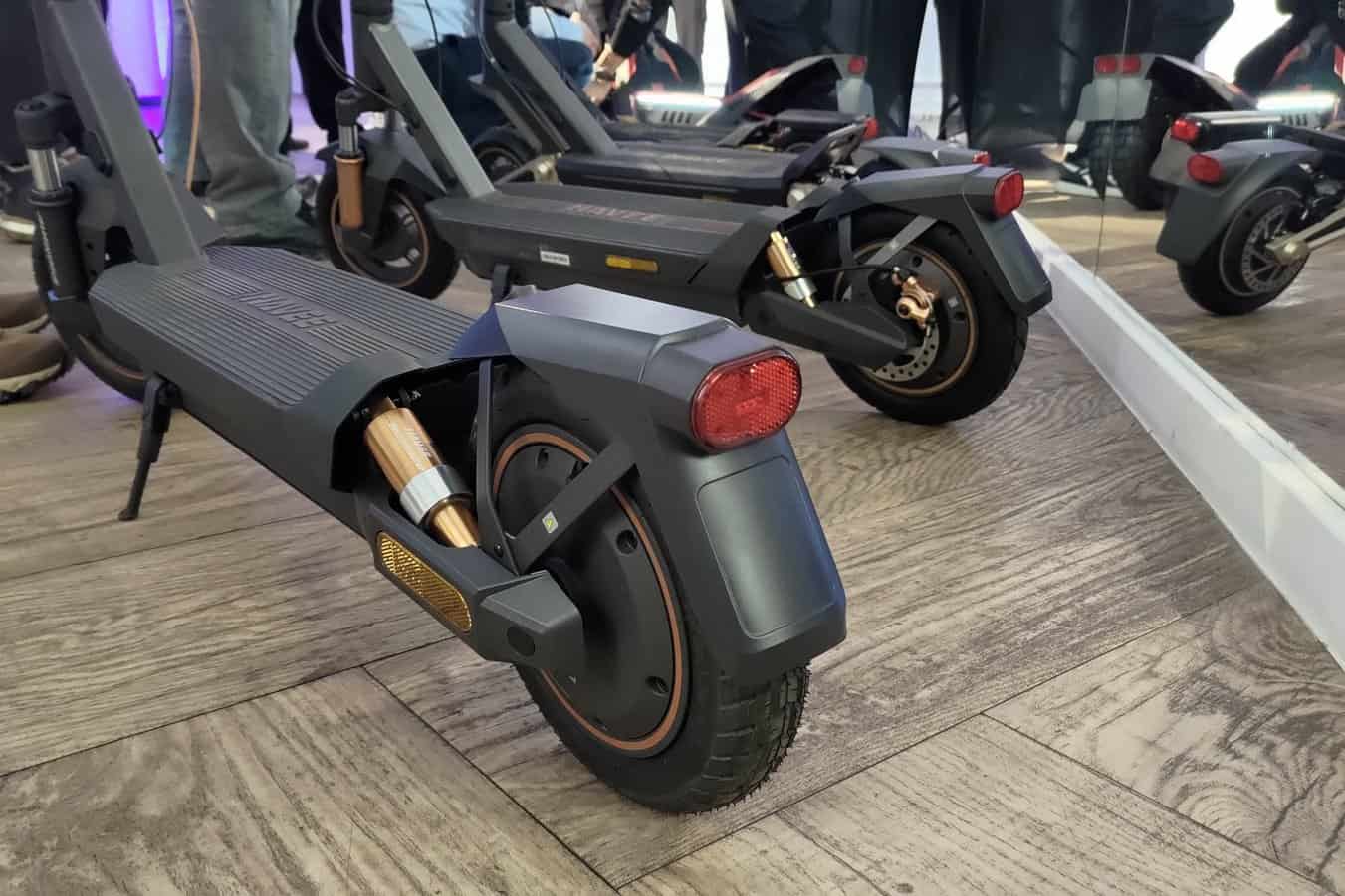 Nowe hulajnogi elektryczne Navee - na pierwszym planie model z serii GT