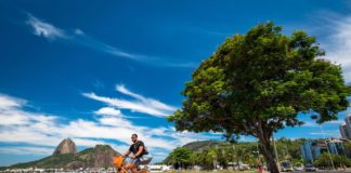 E-bike i e-hulajnoga: 32 km/h i 1000 W. Nowe przepisy, otwarte na mikromobilność. Niestety, nie w Polsce Elektryczny rower w Brazylii, w Rio de Janeiro