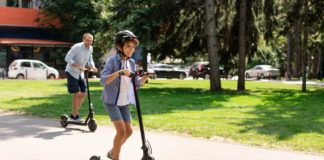 Wiek, od którego dziecko może jeździć hulajnogą elektryczną zostaje podniesiony do 13 lat