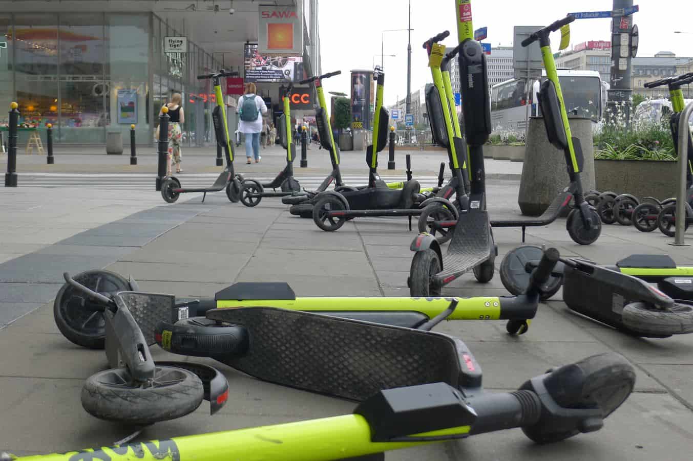 Źle zaparkowane i rozrzucone hulajnogi elektryczne w Warszawie w 2019 roku