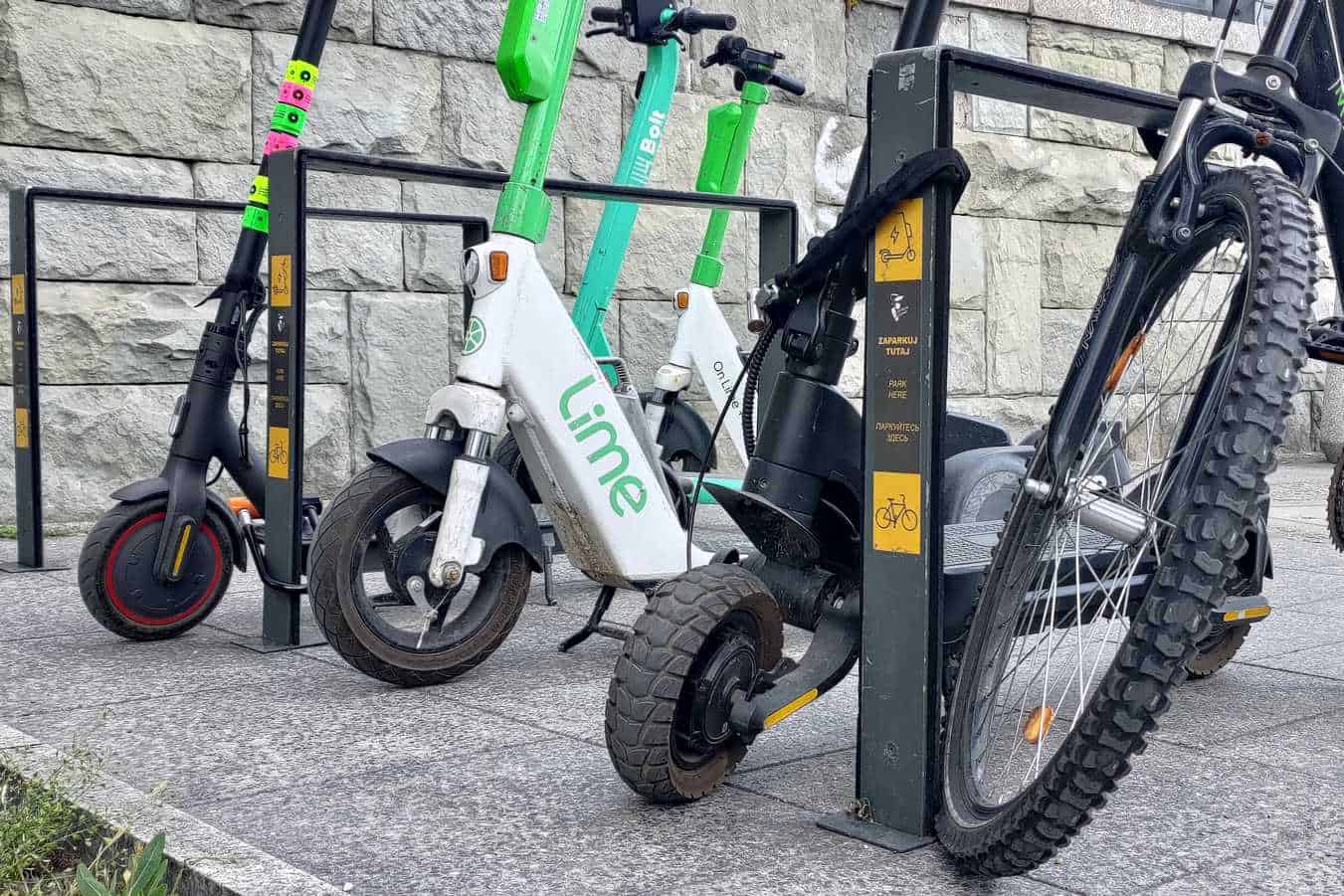 Elektryczne hulajnogi - prywatne i współdzielone na parkingu rowerowym w Warszawie