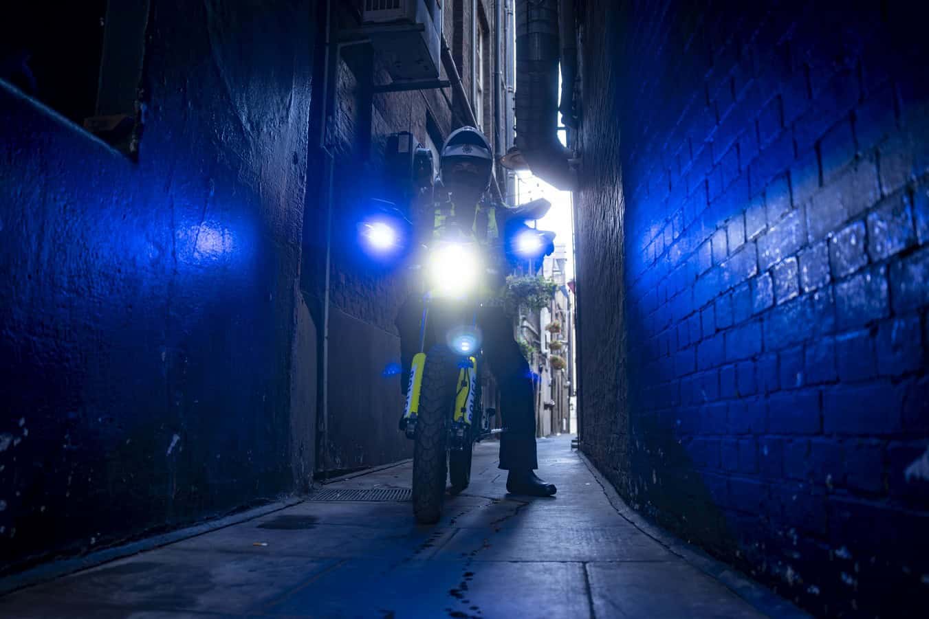 Policjant na surronie w ciasnym zaułku