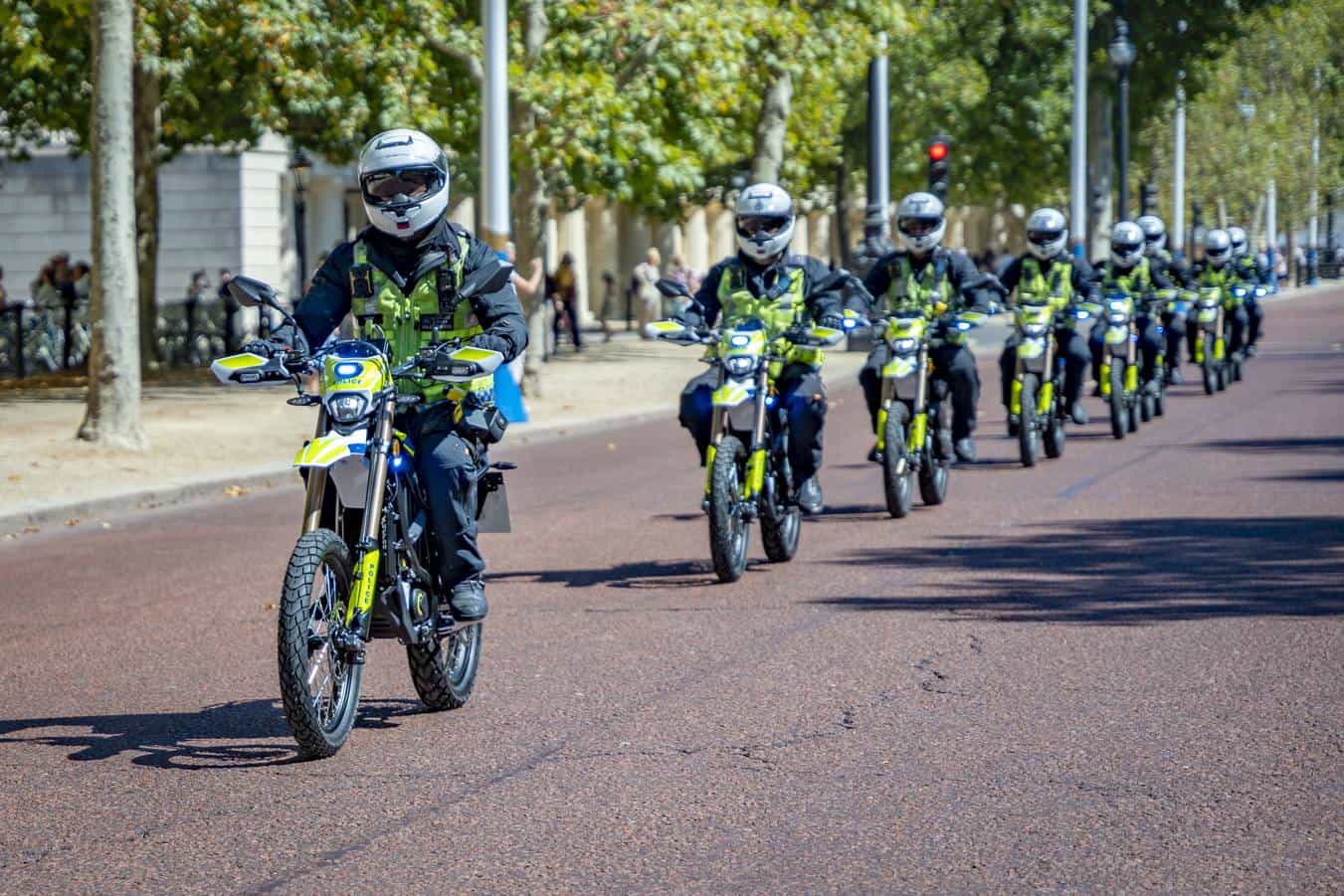 Londyńska policja demonstruje swoje nowe surrony na pokazowym przejeździe przez miasto
