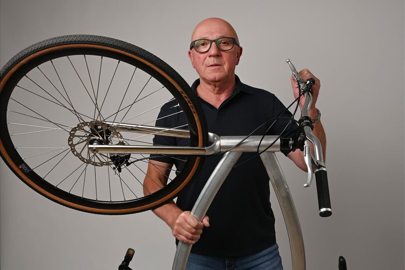 Tadeusz Lacny, konstruktor, z jeżdżącym prototypem NOVBYX